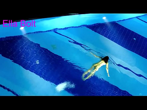 ❤️ Saya tidak bisa berhenti menonton, pirang muda tertangkap basah berenang di kolam resor ELLA BOLT ❤ Video seks pada kami ️