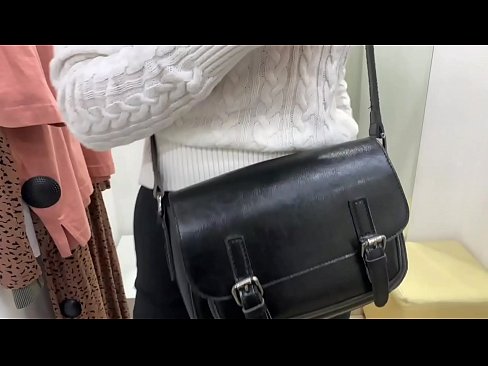 ❤️ Masturbasi publik dari jalang muda FeralBerry dengan dildo di kamar pas ❤ Video seks pada kami ️