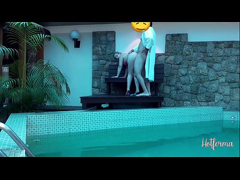 ❤️ Bos mengundang pelayan ke kolam renang, tetapi tidak bisa menahan panas ❤ Video seks pada kami ️