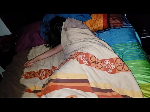 ❤️ Anak tiri memarahi ibu tirinya yang masih muda saat dia tidur. ❤ Video seks pada kami ️
