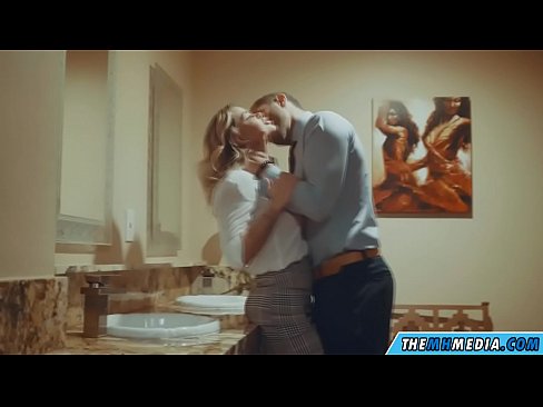 ❤️ Ketika seorang pirang berdada menggoda Anda di toilet umum ❤ Video seks pada kami ️
